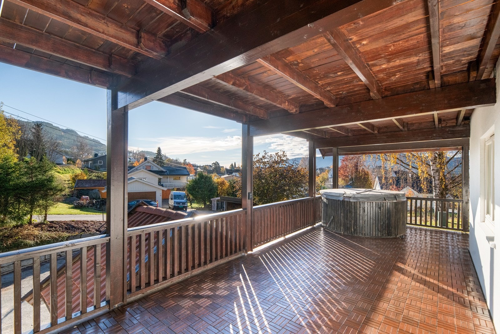 Fra hovedboligens stuer er det utgang til både romslig terrasse og lun hagedel med både belegningsstein og plenarealer. Galleribilde