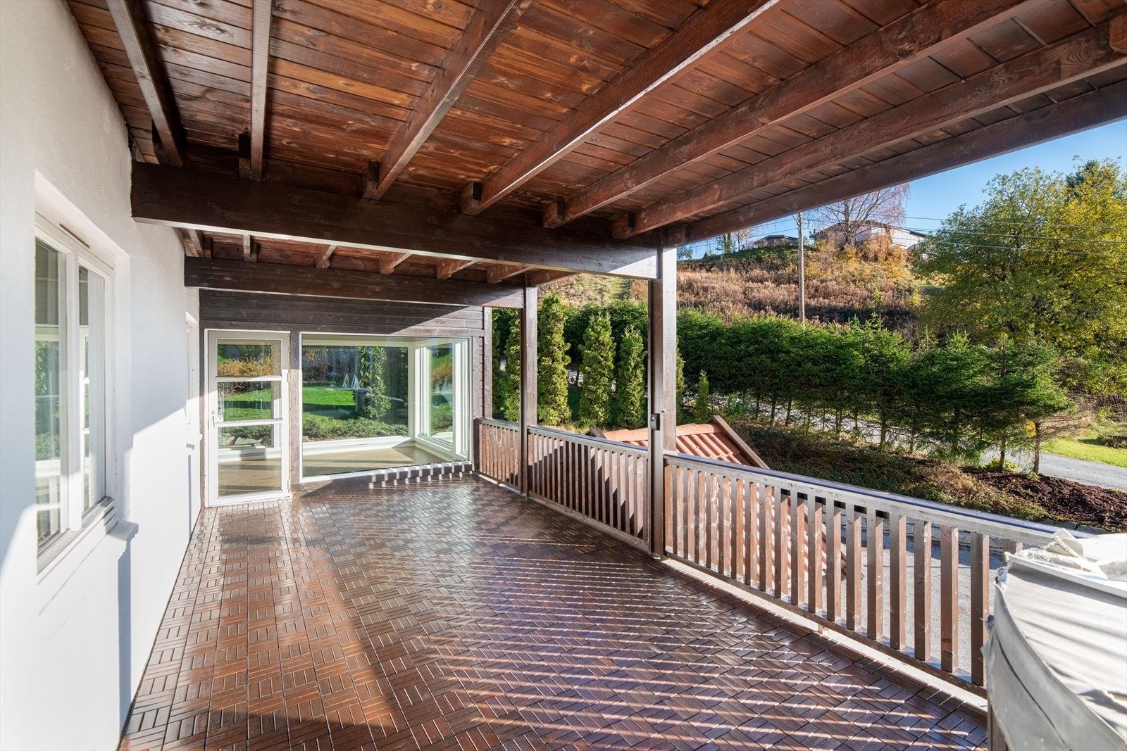 Av oppgraderinger på boligen i 2025 kan nevnes maling av utvendige fasader, vasket takstein på yttertak, utvendig slamming av grunnmurer, lagt nye laminatgulv i hovedbolig og kjellerleiligheter samt renovert leilighet på loft over garasjen med nytt kjøkke Galleribilde