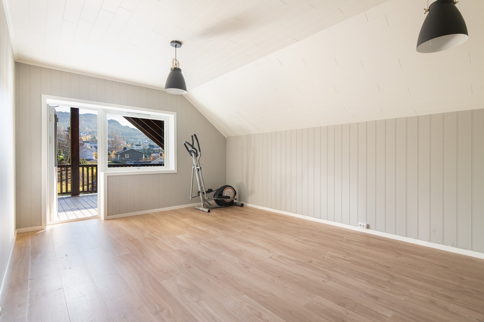 Soverommene har også nyere laminatgulv og lyse fargetoner. Her soverom 4. Galleribilde