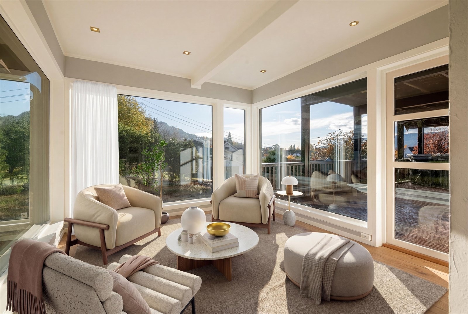 Den andre stua har doble glassdører inn mot kjøkkenet, og her er det store vindusflater helt til gulvet for maksimalt lysinnslipp.
(Digital møblering, kun en illustrasjon) Galleribilde