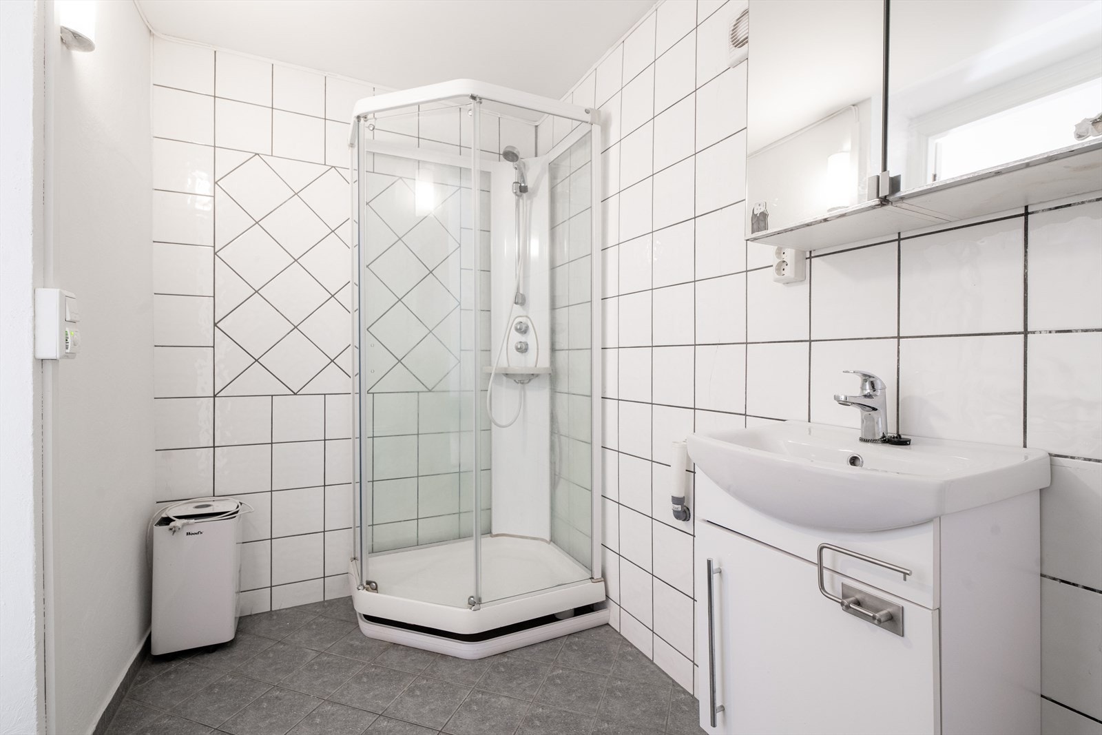 Her er også opplegg for og plass til vaskemaskin. Det er elektrisk styrt vifte. Galleribilde