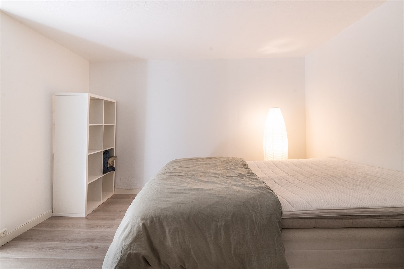 Soverom i kjellerleilighetene er innredet fra opprinnelige boder, og tiltaket er utført uten at dette er søkt om og uten at nødvendig godkjennelse er gitt av kommunen. Galleribilde