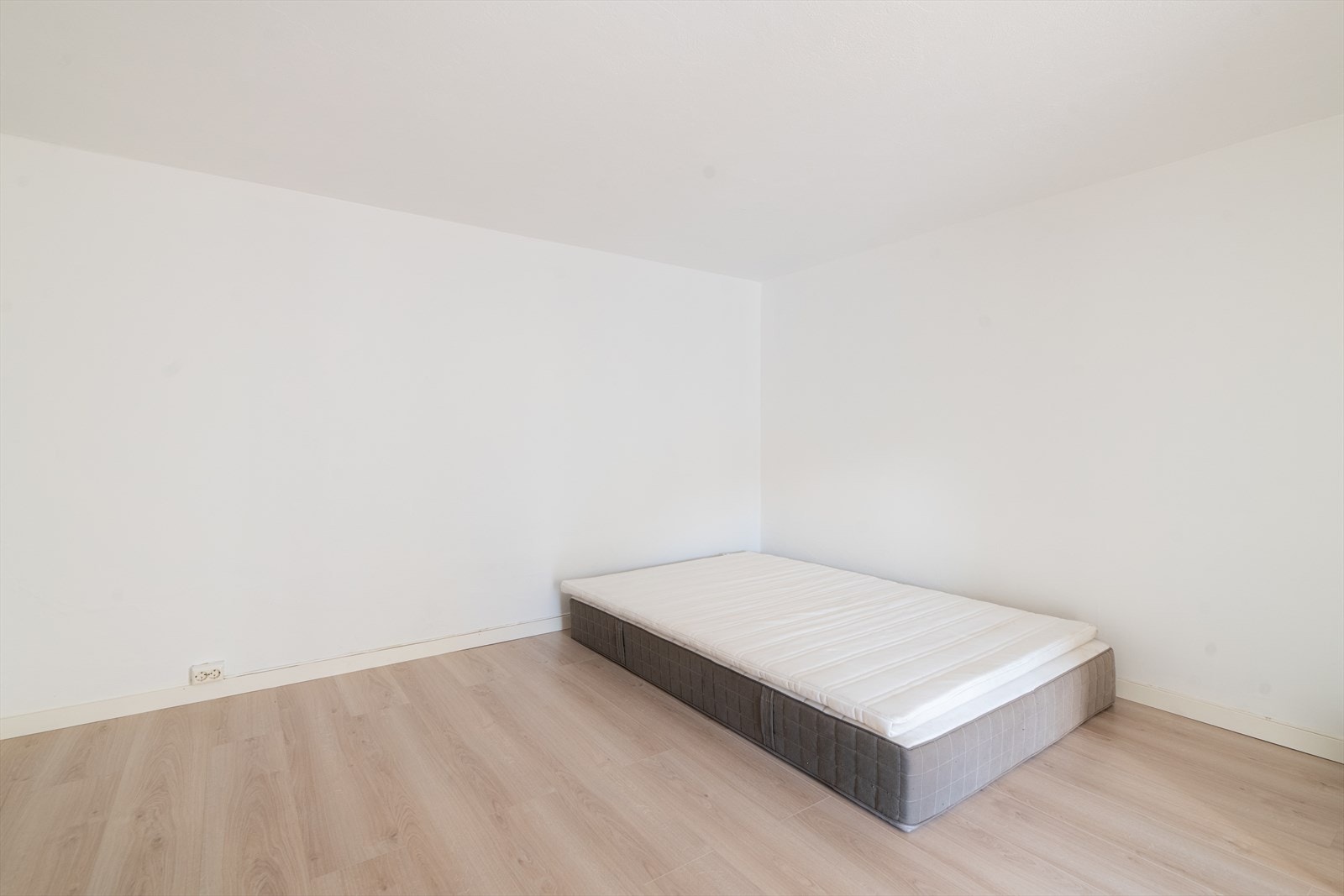 Det er etablert romslige soverom i begge leilighetene, som ligger en liten avsats opp fra stua og kjøkkenet. Galleribilde