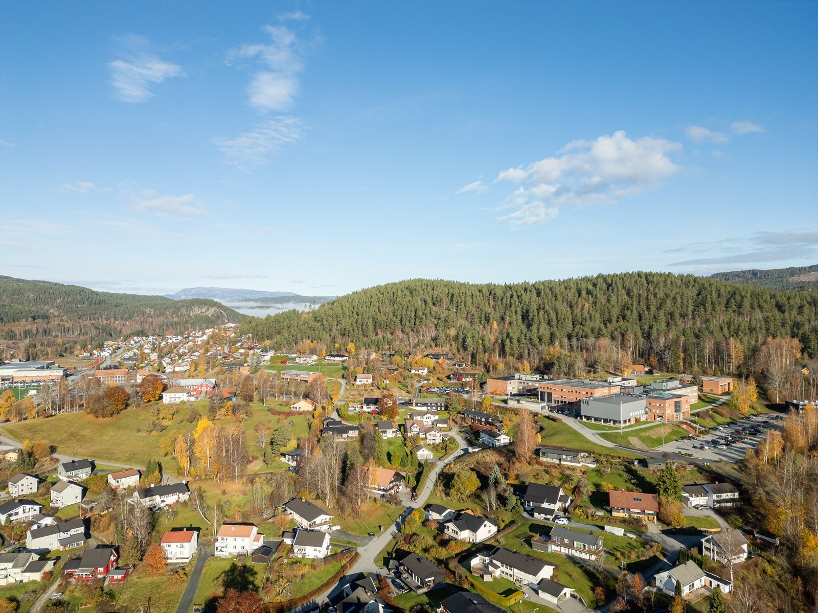 Rett over gata for skolene ligger Notodden idrettspark med blant annet kunstgressbane og idrettshall med to flerbrukshaller, to håndballflater og løpebane for friidrett. Galleribilde