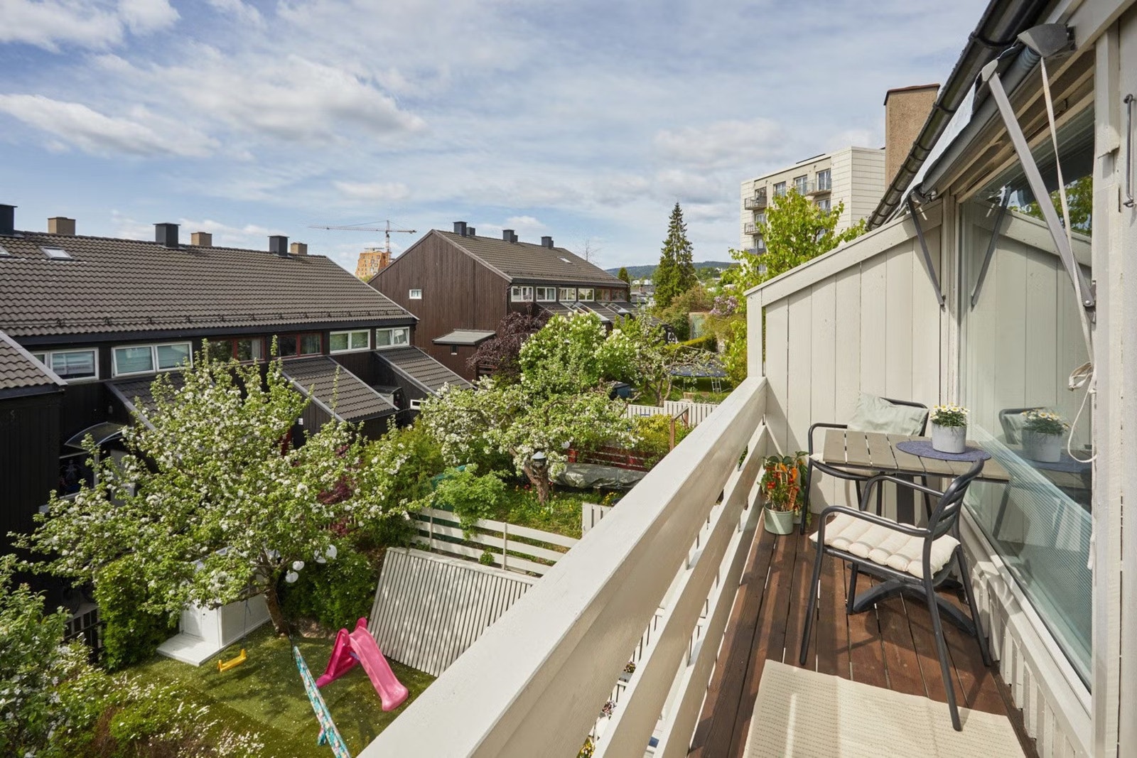 Sommerbilde fra balkongen. Her bor du i grønne omgivelser med sol fra tidlig formiddag til den går ned bak Holmenkollåsen sent på kveld. Galleribilde