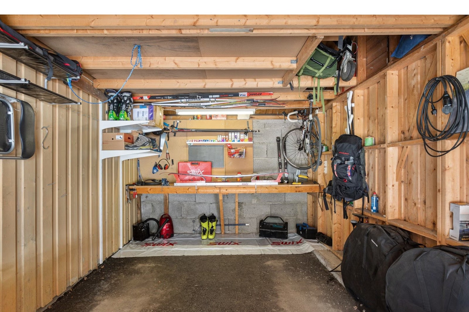 Garasjen byr også på god lagringsplass. I taket er det lagt gulv, noe som gir deg omlag 14 kvadratmeter med ekstra lagring. Galleribilde
