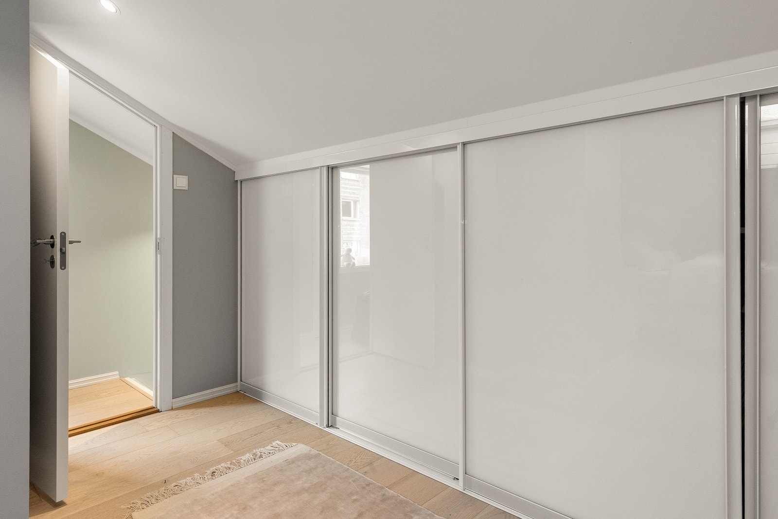 Rommet er utstyrt med plassbebygd garderobeskap som gir rikelig med oppbevaringsplass. Galleribilde