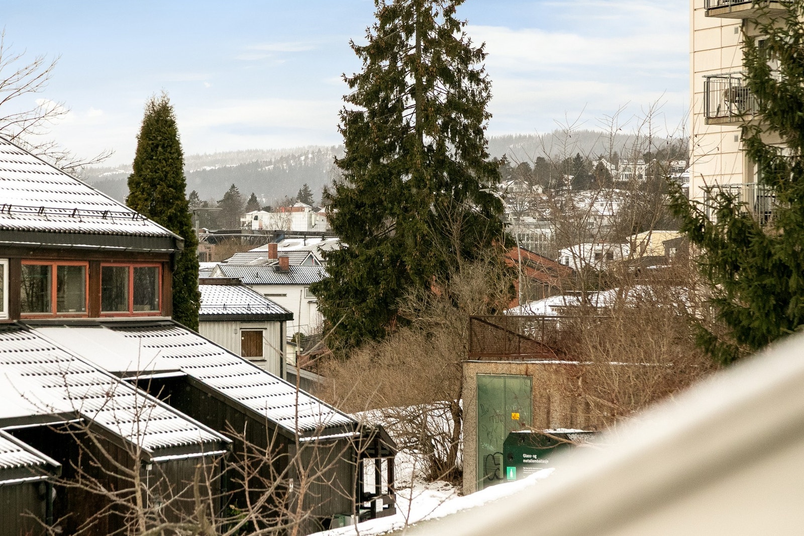 Sydvestvendt balkong med meget gode solforhold fra morgen til kveld i sommermånedene. Galleribilde