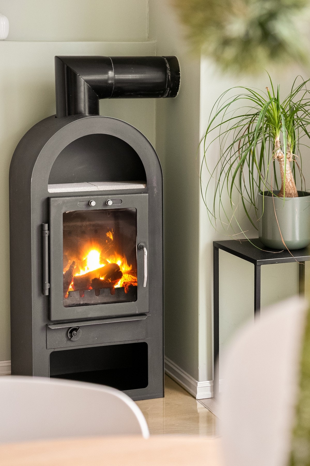 Stuen har en hyggelig peisovn for vedfyring for kalde høst- og vinterdager. Galleribilde