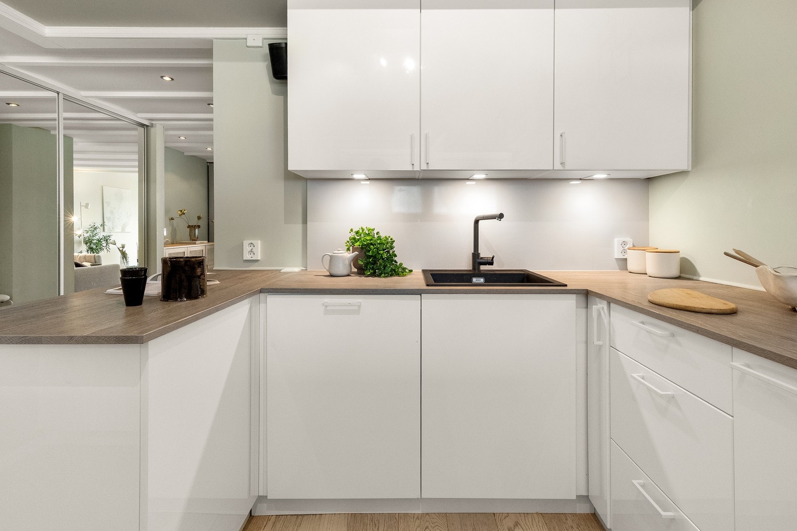 Innredningen er utstyrt med helintegrerte hvitevarer som induksjonsplatetopp med integrert ventilator, stekeovn, oppvaskmaskin og kjøle-/fryseskap. Galleribilde