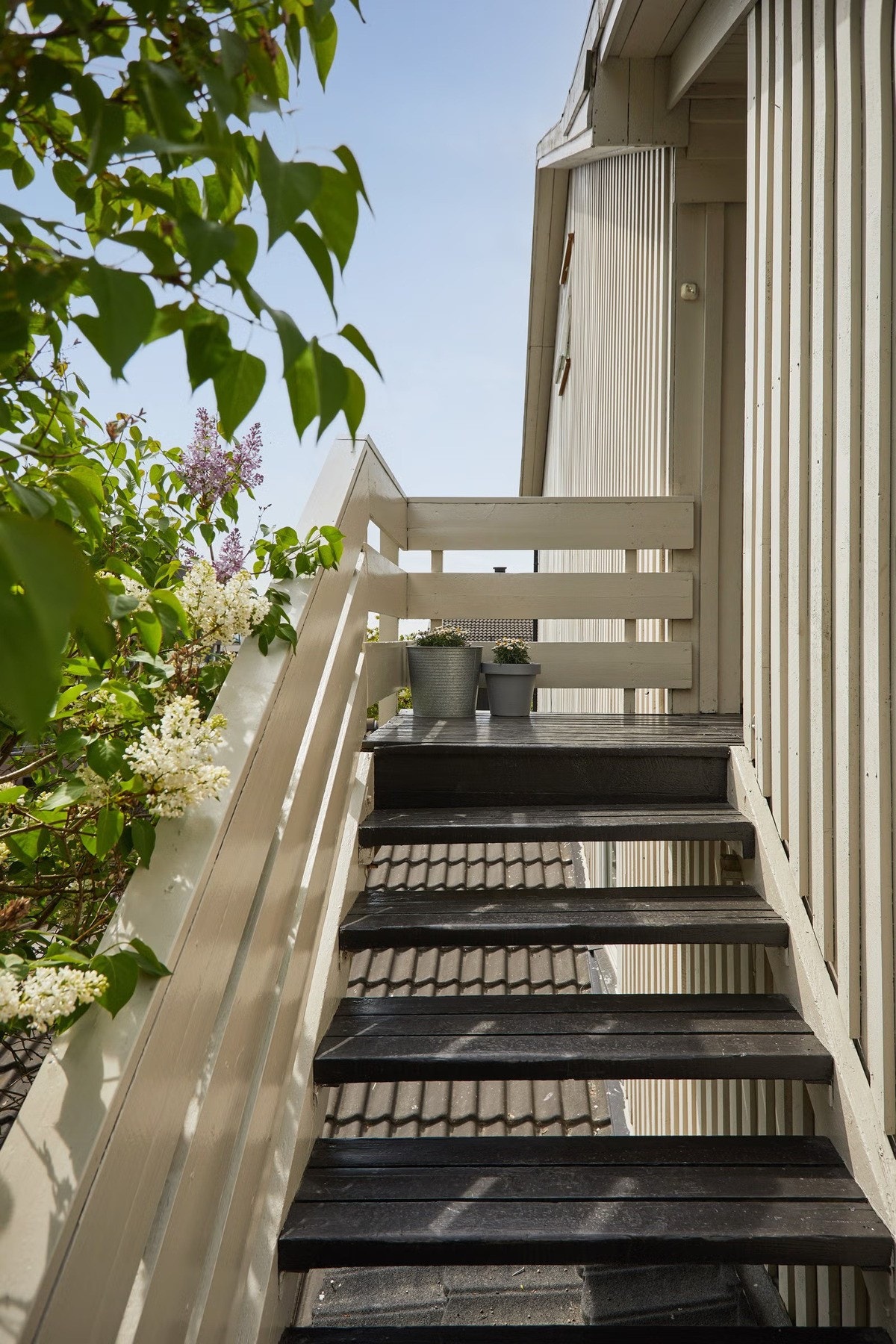 Du tar deg opp til leiligheten i byggets 2. etasje via egen utvendig trapp opp til overbygget inngangsparti. Galleribilde