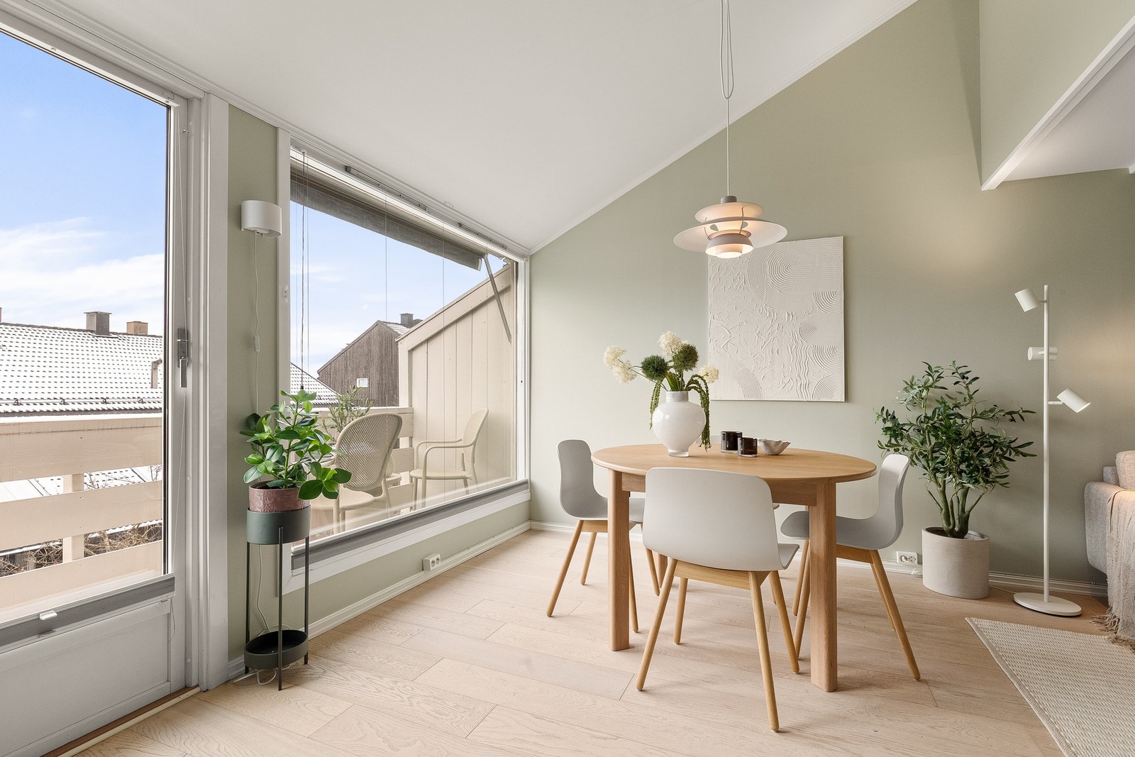 Boligen har en gjennomgående god standard med pen enstavs parkettgulv av hvitpigmentert eik, glatte malte overflater i moderne farger, samt gulvvarme i stue, på kjøkken og baderom. Galleribilde