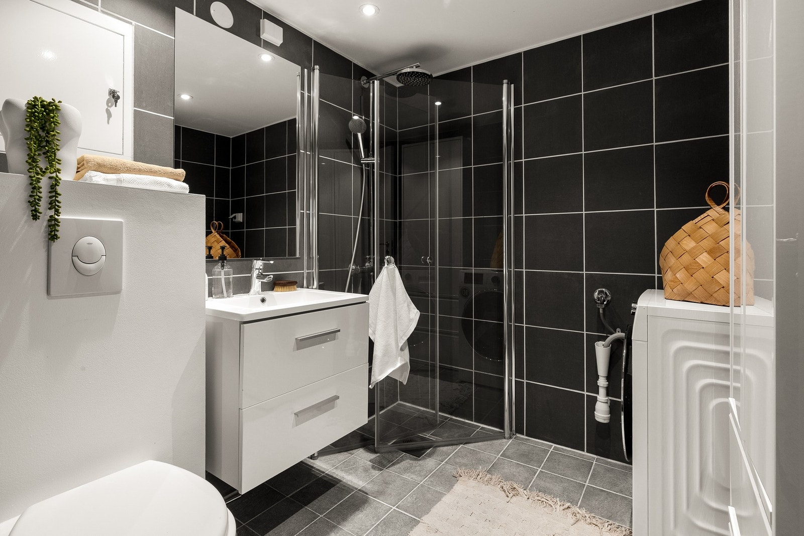 Innbydende og tidløst flislagt baderom totalt modernisert i 2015. Baderommet har termostatstyrte varmekabler i gulv, downlights i himling, samt opplegg for vaskemaskin og tørketrommel. Galleribilde