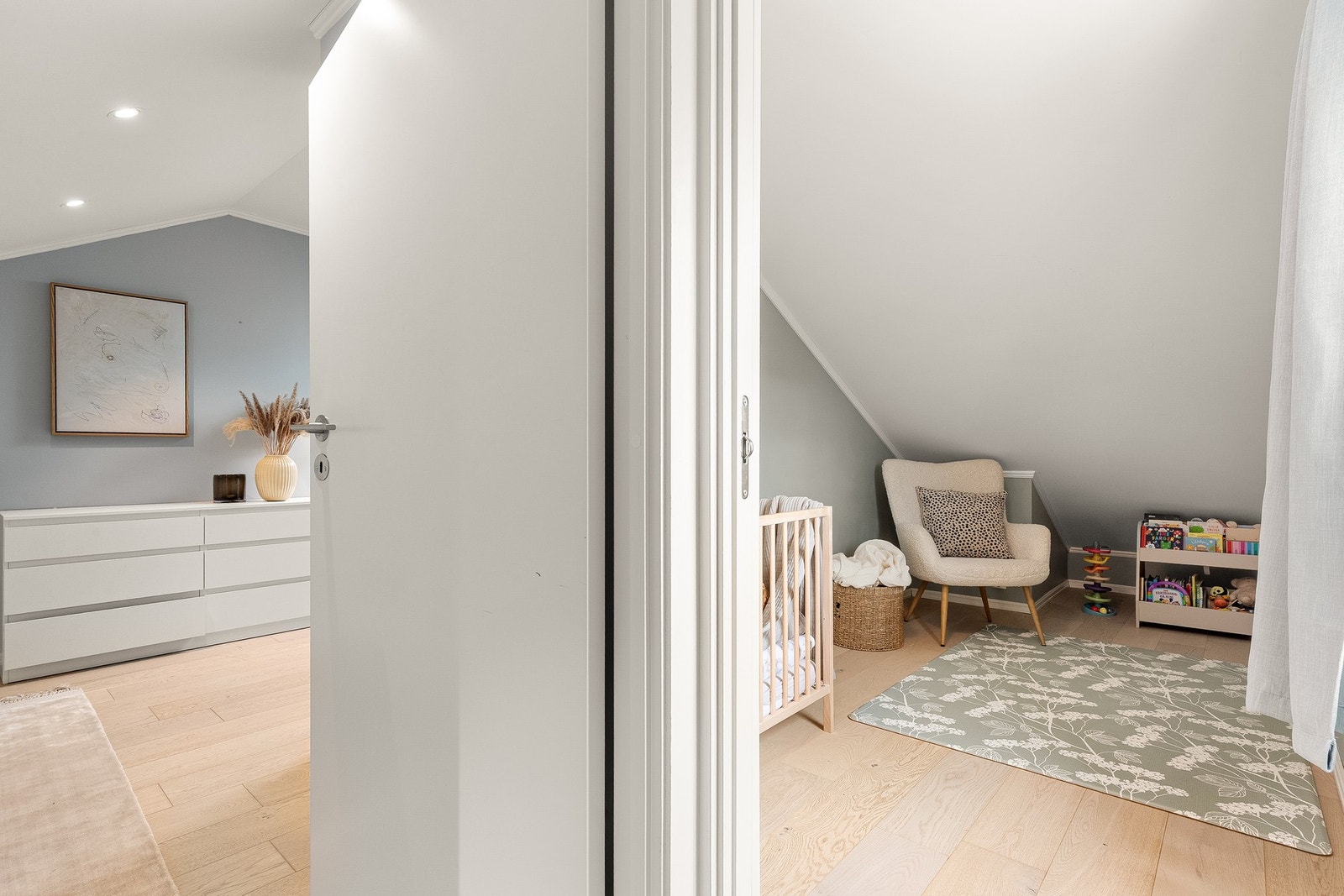 Mellomgang som binder rommene i andre etasje sammen. Galleribilde