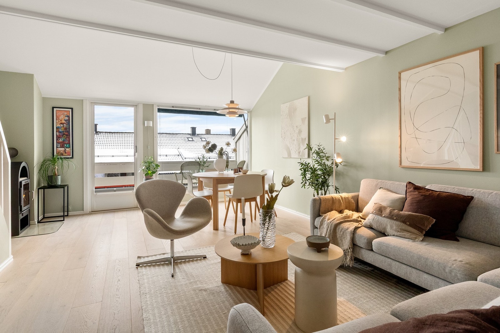 Lys og luftig stue med store vindusflater som gir rikelig med naturlig lys og en flott romfølelse. Galleribilde