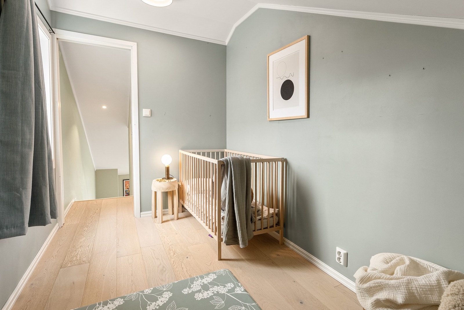 Soverom 2: Soverommet passer perfekt som et gjesterom, barnerom, kontor eller en kombinasjon av dette. Galleribilde