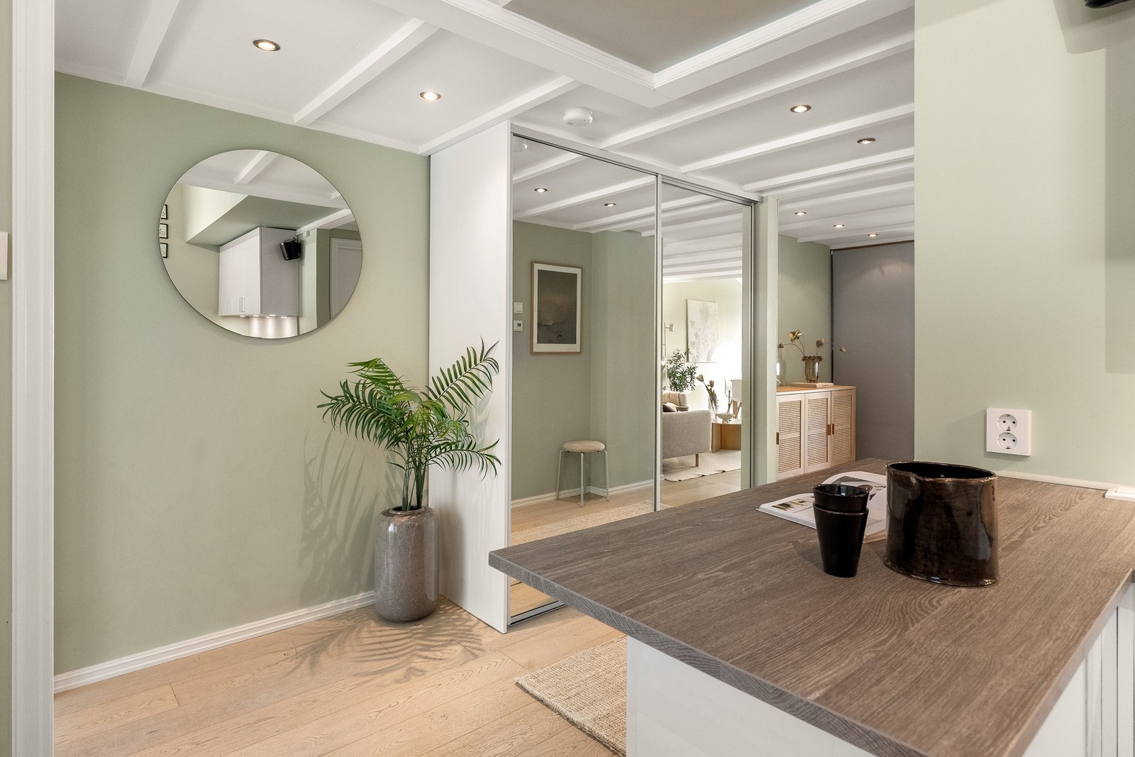 Boligen fremstår som delikat med nymalte overflater i moderne farger. Galleribilde