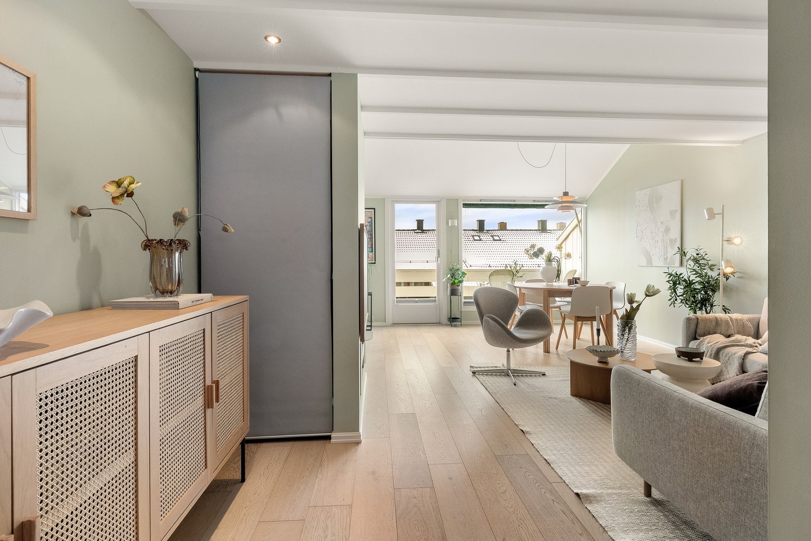 Stuen har store vindusflater som gir rikelig med naturlig lys. Galleribilde