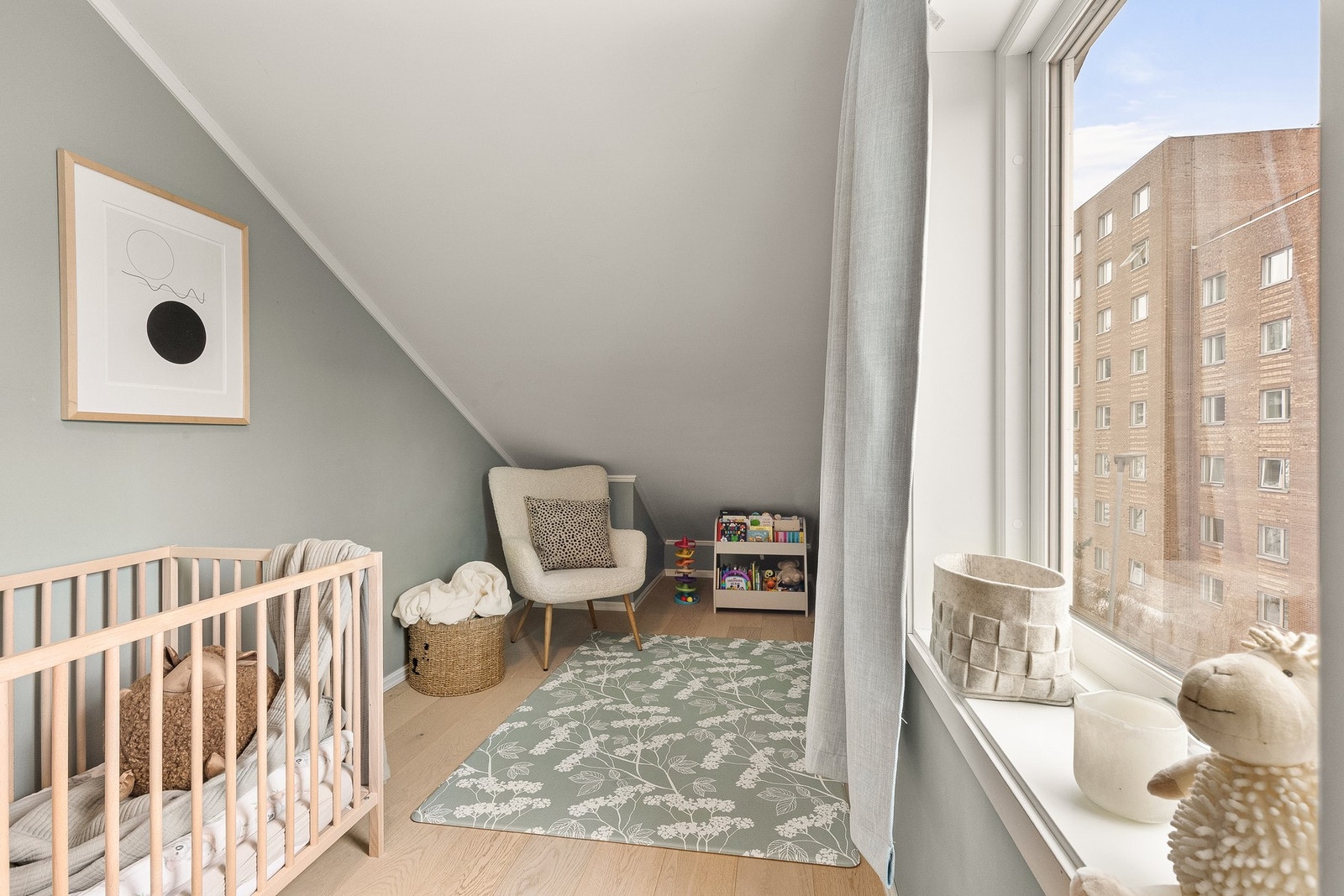 Soverom 2: Praktisk soverom med plass til seng, nattbord og garderobeskap. Galleribilde