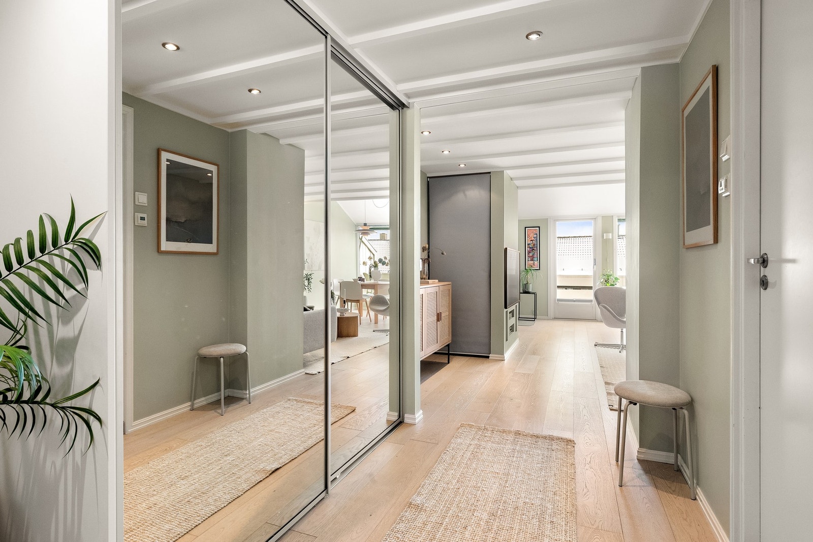 Videre inn i mellomgangen har du stor skyvedørsgarderobe som gir rikelig med lagringsplass. Galleribilde