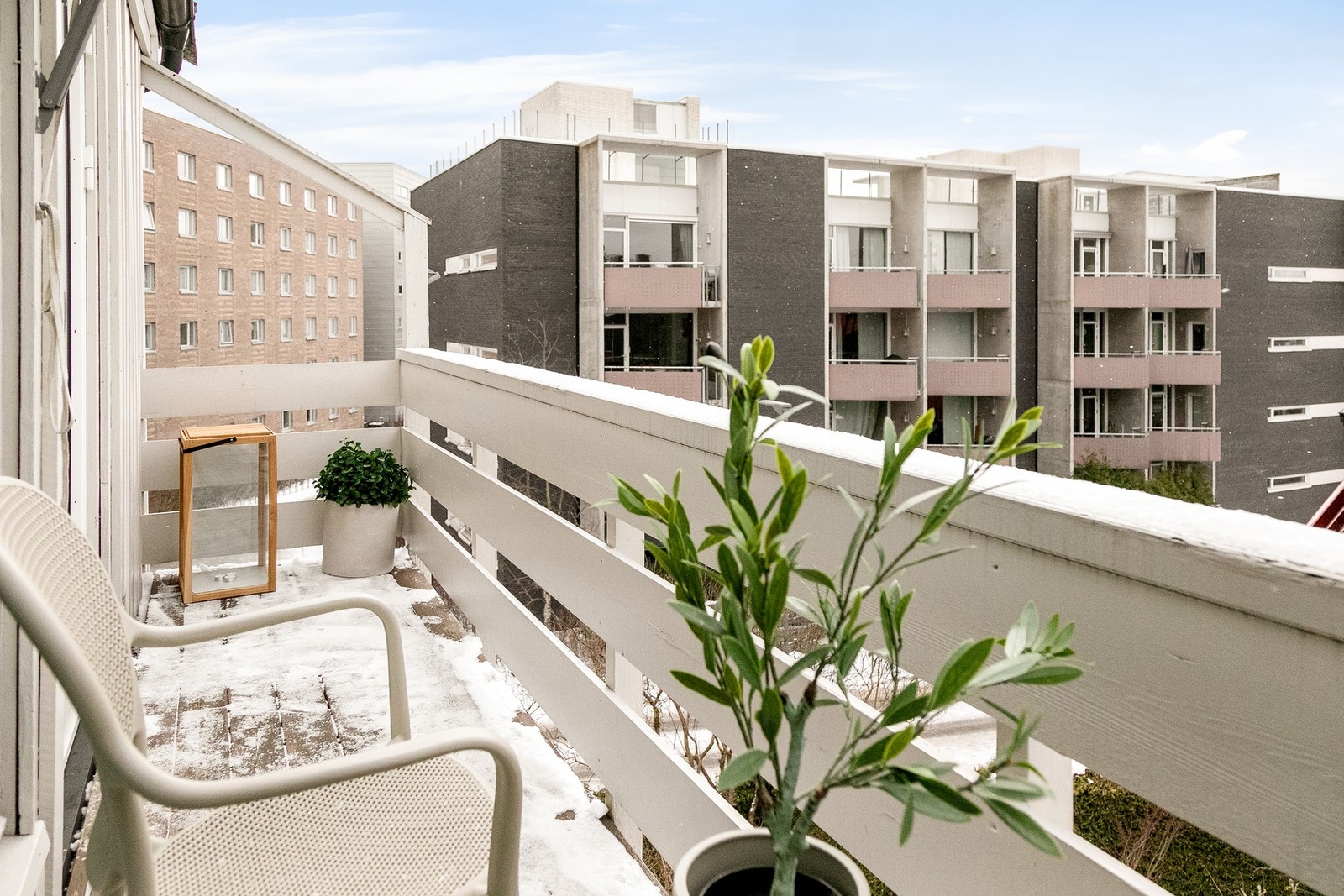 Balkongen er en flott forlengelse av stuen og har plass til forskjellige utemøblement og beplantning. Galleribilde