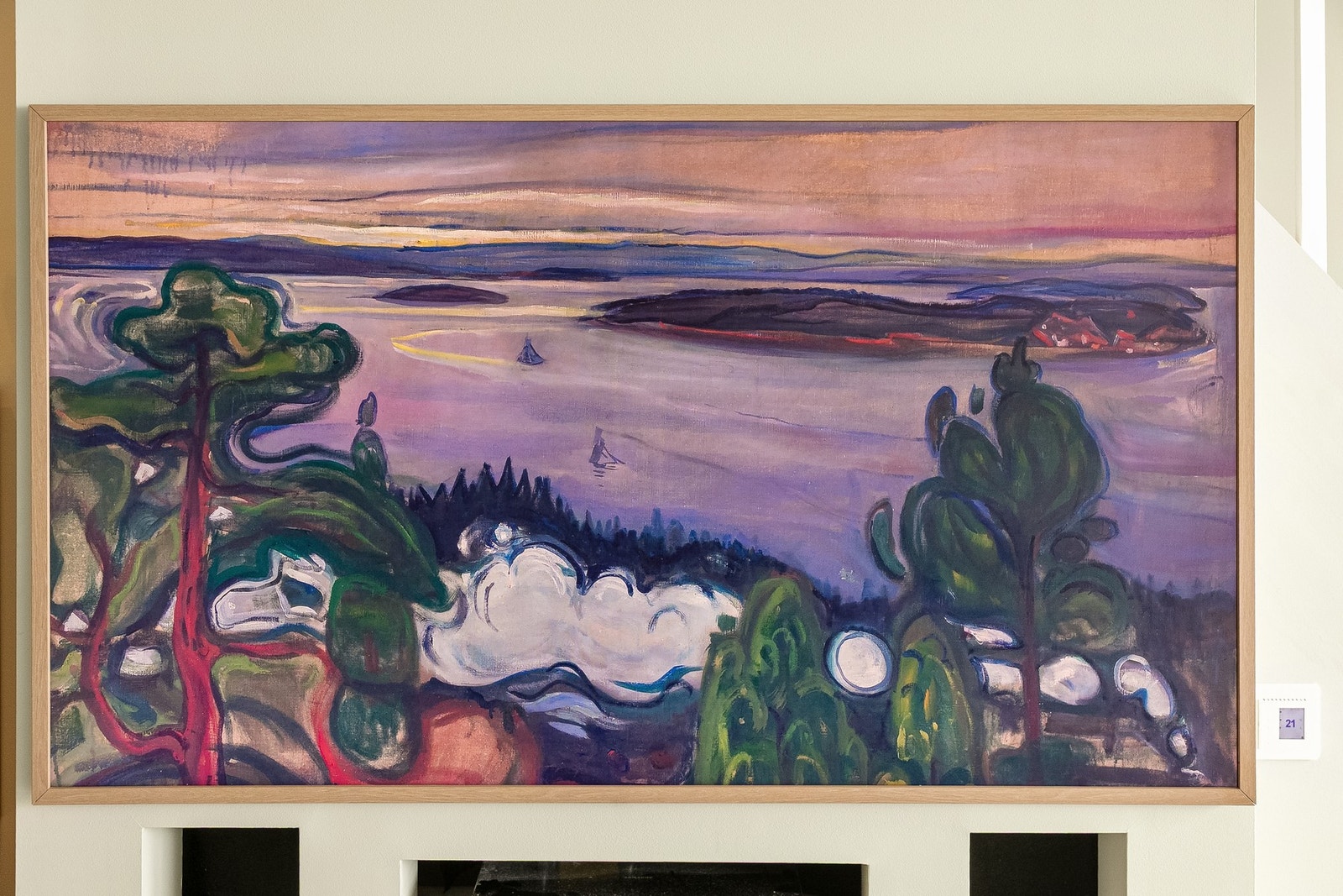 Flotte innebygde hyller skaper et flott preg. Galleribilde