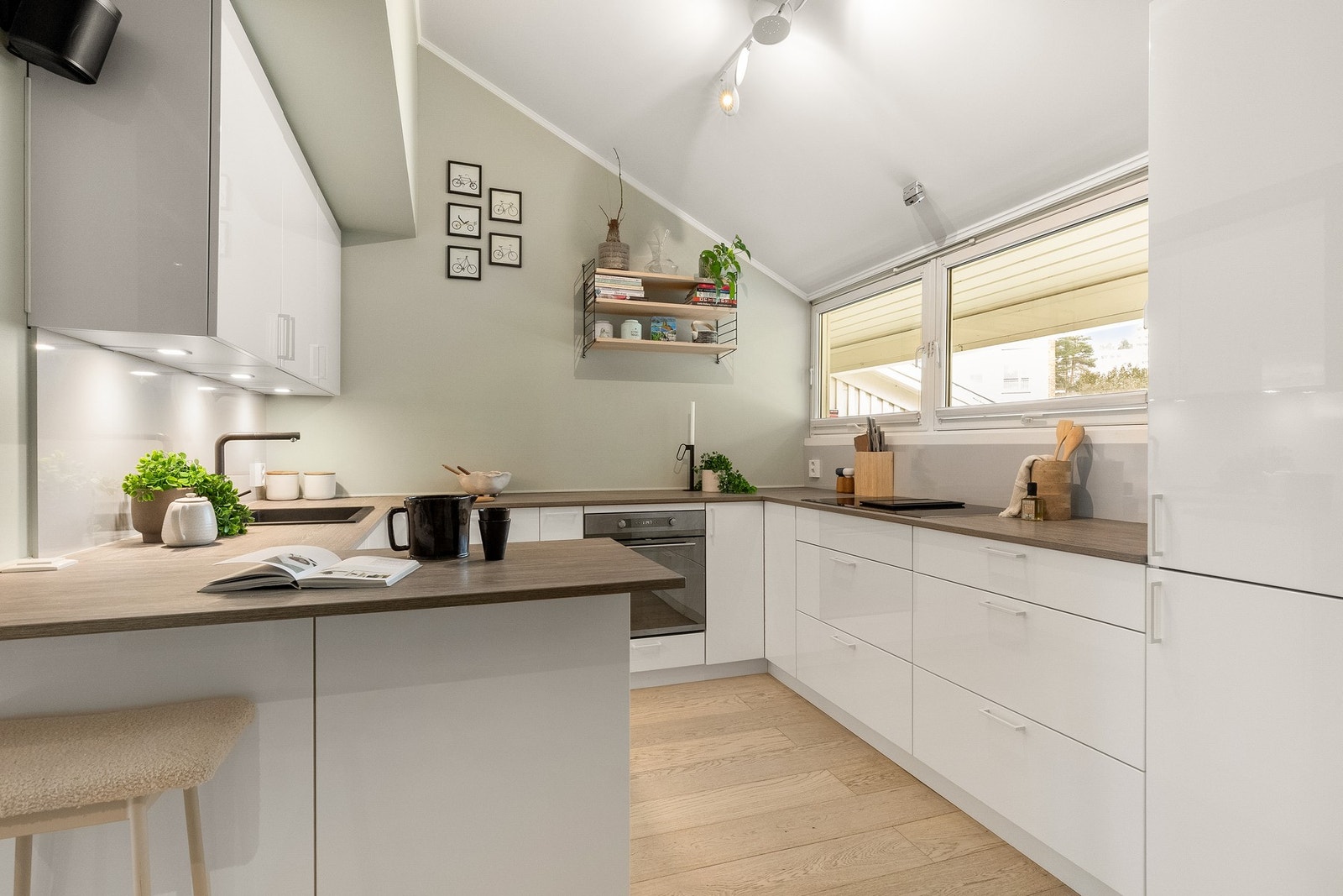 Boligen har en stor kjøkkensone med stilren kjøkkeninnredning fra 2017, levert av kvalitetsleverandøren Kvik. Galleribilde