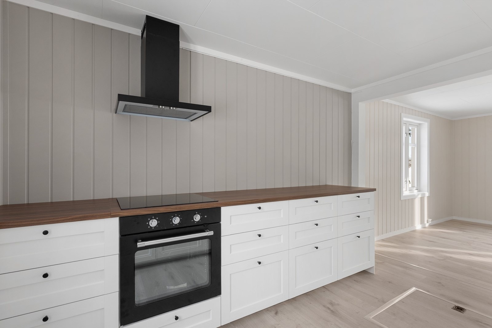 Den åpne løsningen gir naturlig plass for spisegruppe mot kjøkkenet. Galleribilde