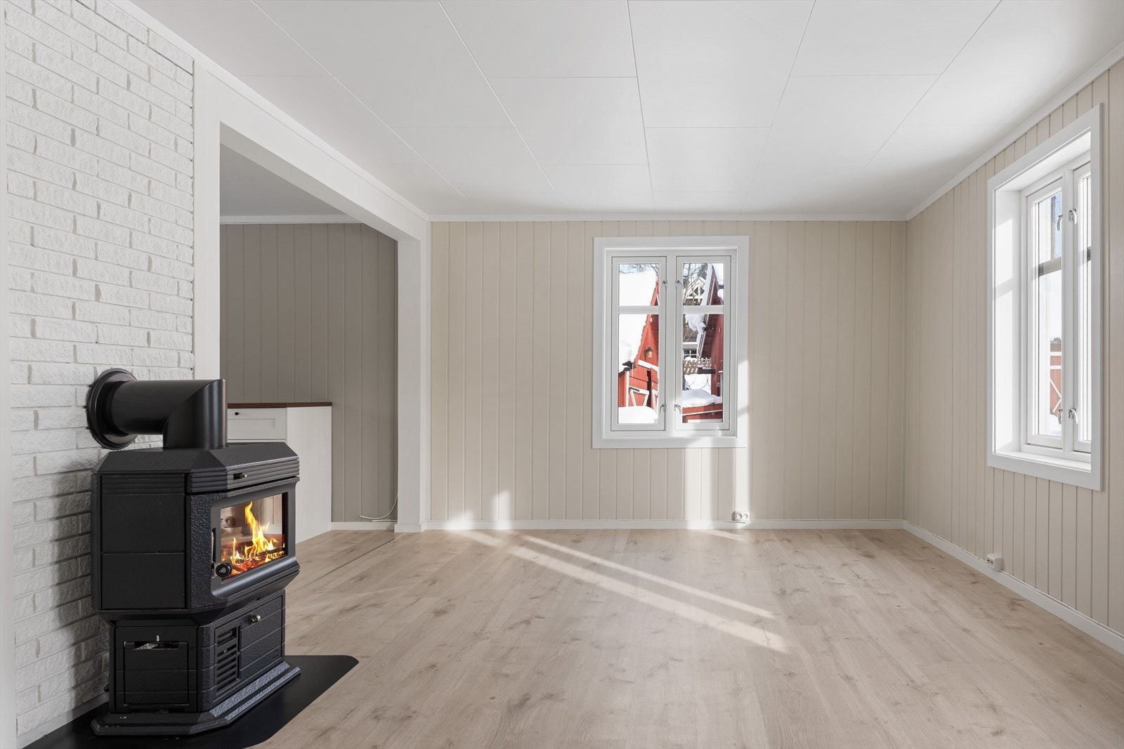 Boligen har nye vinduer (2023), etterisolering/kledning (2023) og innvendige overflater (2023-2025). Galleribilde