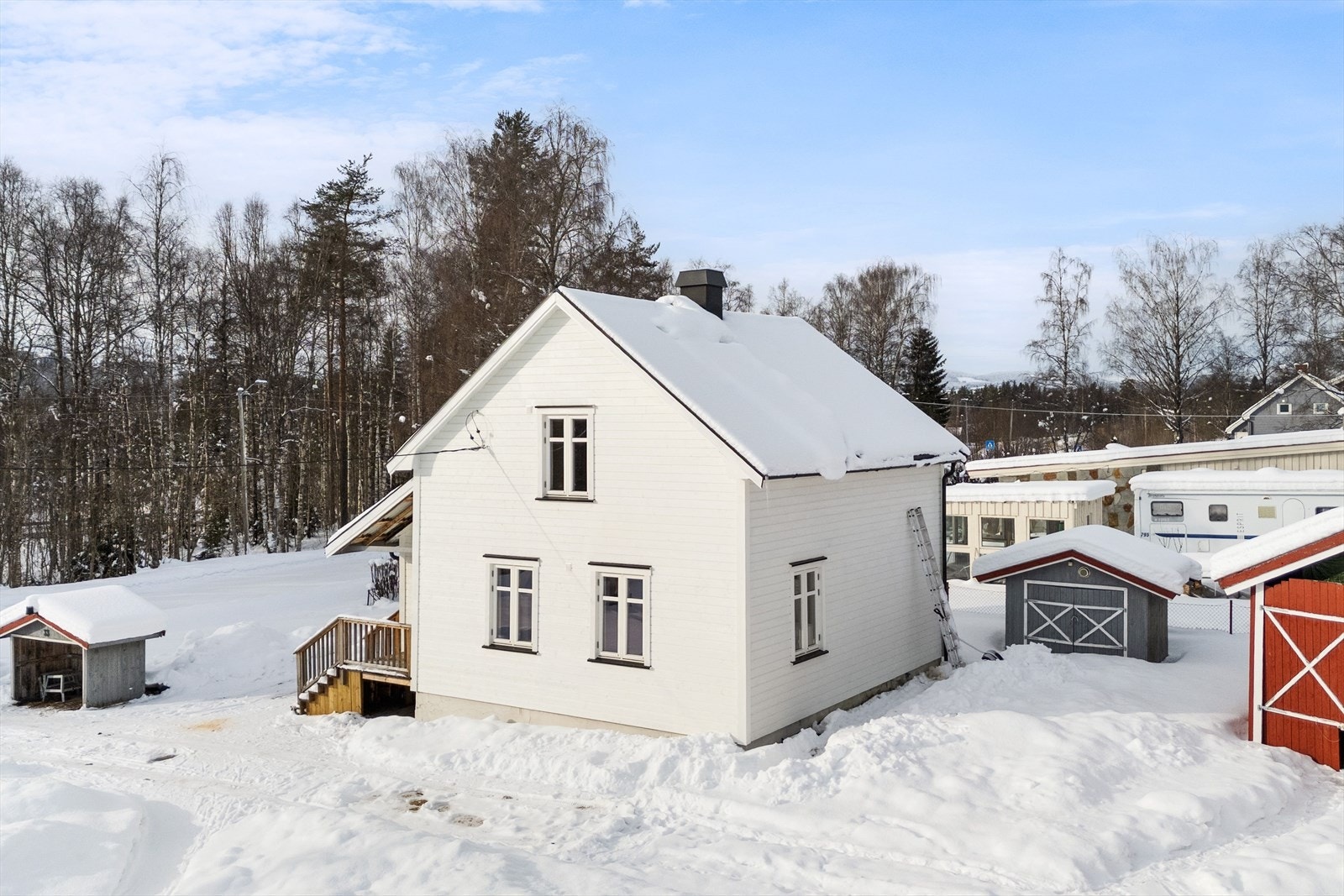 Det står også et frittstående uthus / bod med plass til utstyr på tomten. Galleribilde