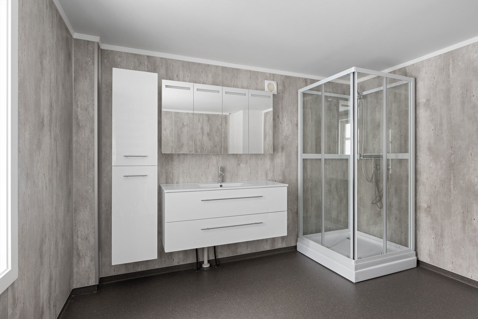 Badet har innredning med skuffer under nedfelt servant, høyskap, speilskap med belysning og dusjkabinett. Galleribilde