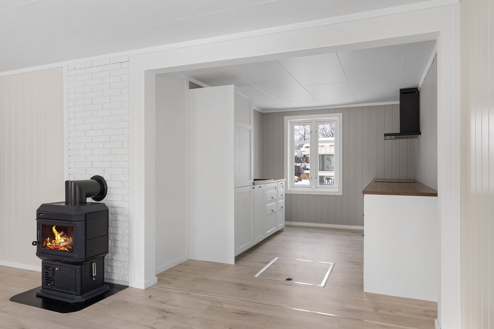 Kjøkkenet har hvite profilerte fronter og benkeplate i laminat. Galleribilde