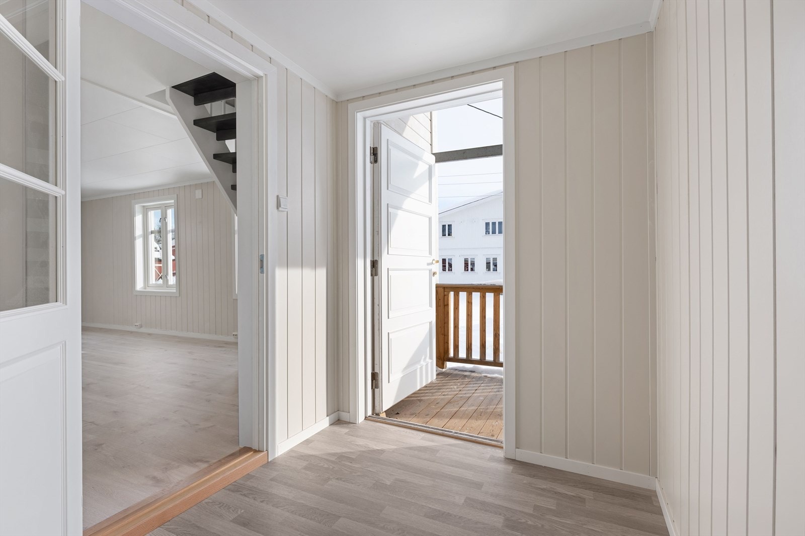 Velkommen inn - Romslig vindfang med plass til ønsket garderobeløsning. Galleribilde