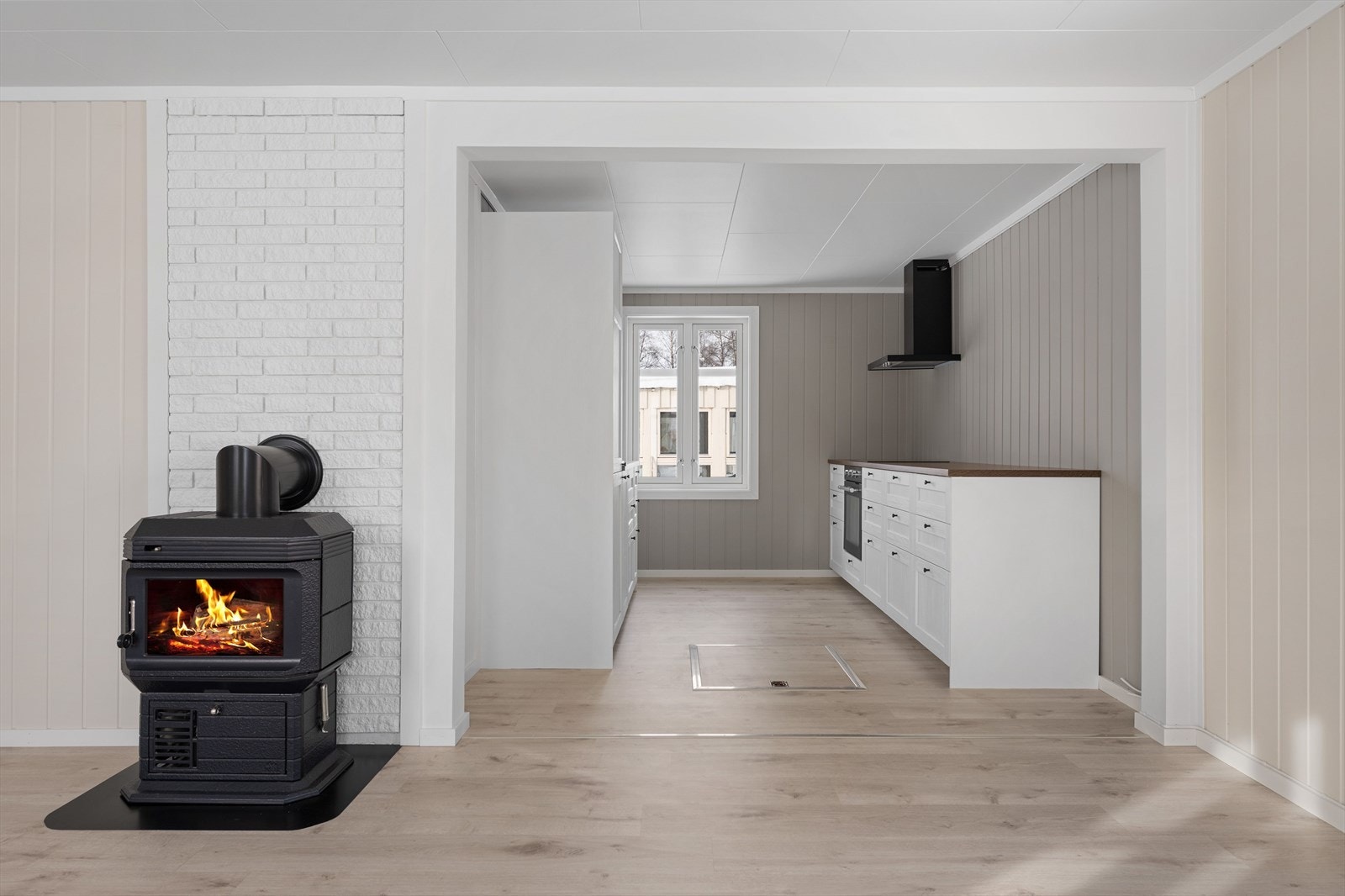 Kjøkkenet ligger i en egen avdeling med innredning langs to vegger - Rikelig med skap- og benkplass. Galleribilde