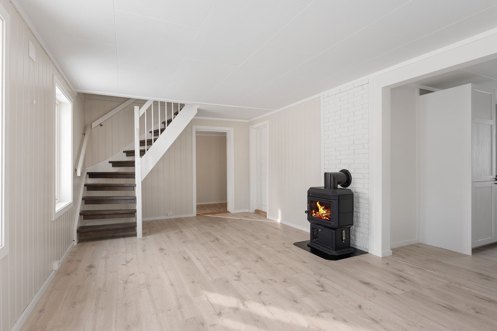 Fra stuen har man også tilgang på 2. etasje, bad og vindfang. Galleribilde