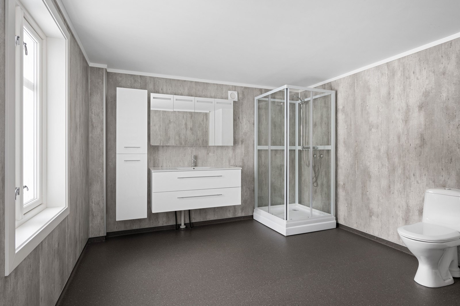 Baderom modernisert i 2025 - Vinylbelegg med varmekabler, våtromsplater og lysmalt himling. Galleribilde