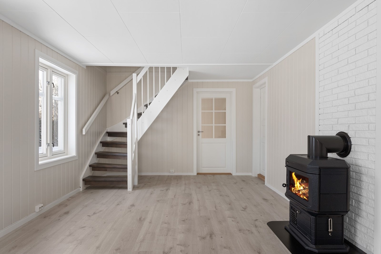 Det er dør med glassfelt mot gangen. Galleribilde