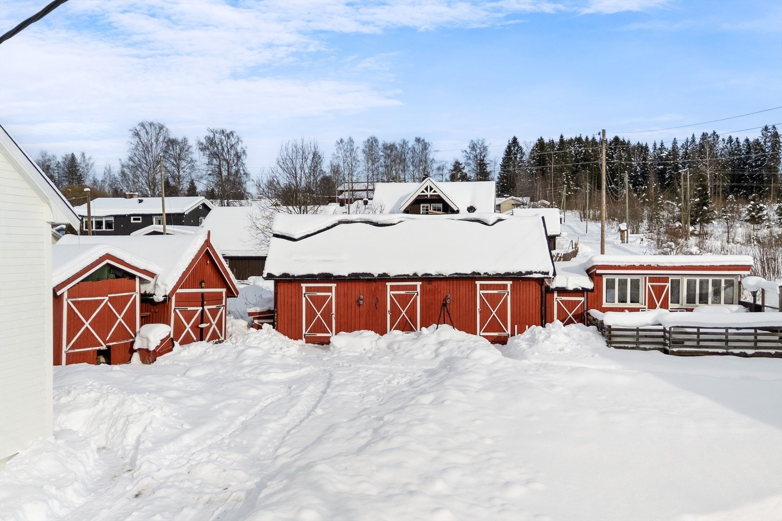På eiendommen er også to garasjer og et delvis innredet uthus - Stor terrasse og "utestue". Galleribilde