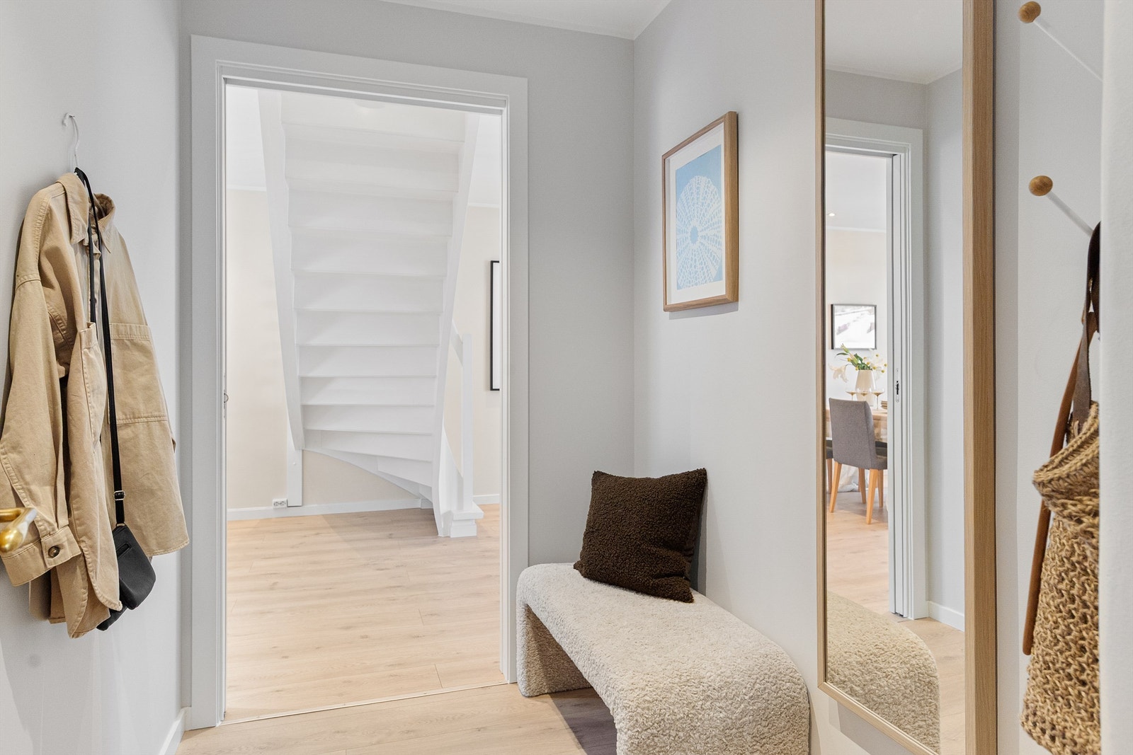 - Det første som møter deg over dørstokken er en romslig og innbydende entré med plass til å henge fra seg yttertøy - Galleribilde