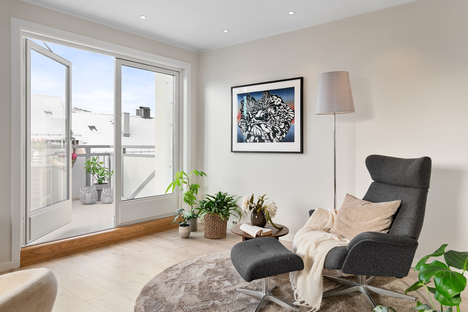 - Fra stue er det utgang til vestvendt balkong på ca. 7 kvm med gode solforhold - Galleribilde