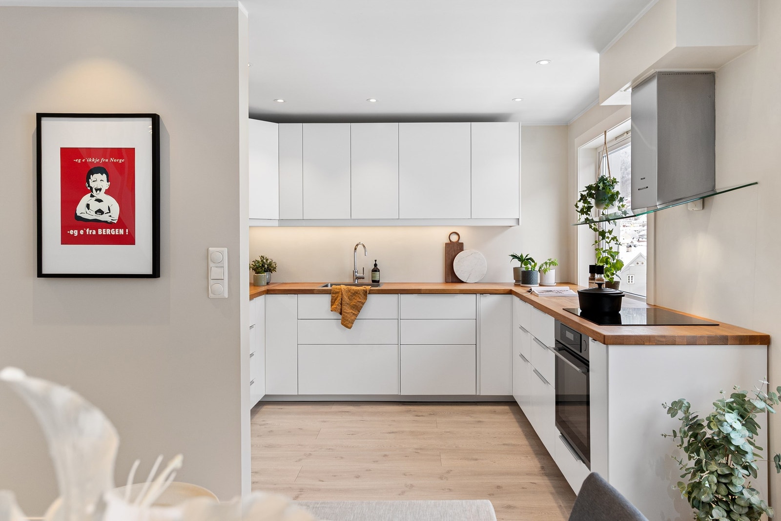 - Moderne kvaliteter med tidløs kjøkkeninnredning fra 2016 og bad oppgradert i 2019 - Galleribilde