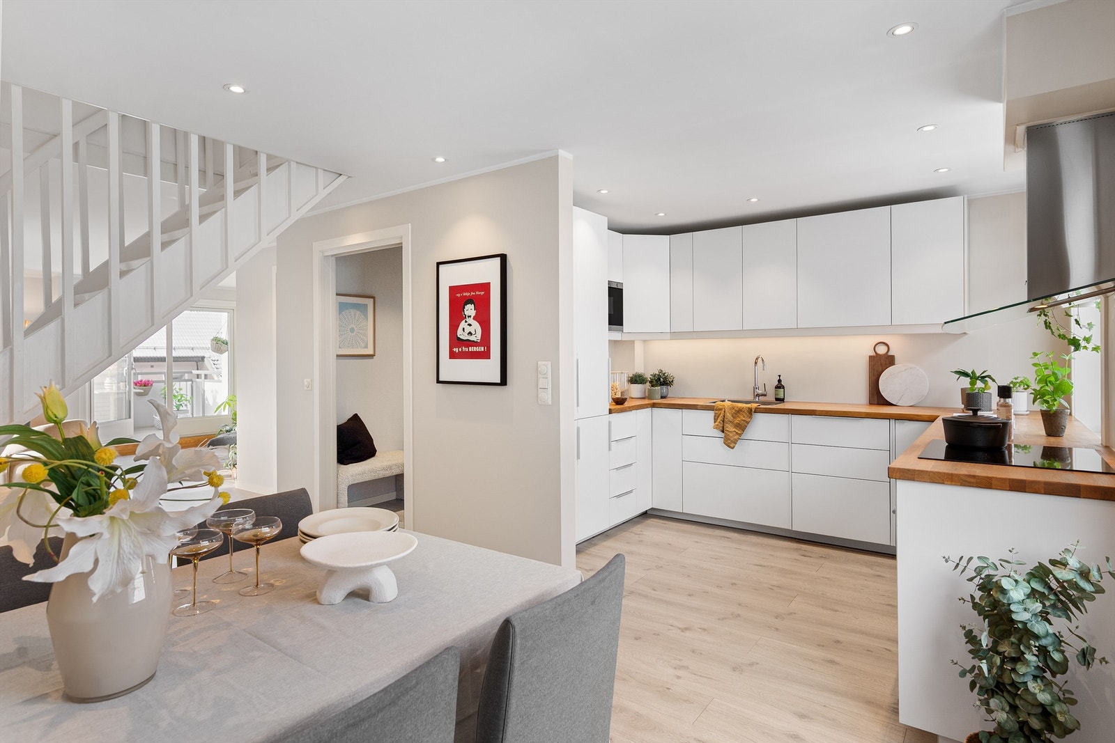 - Spotter i tak som gir en fin belysning i rommet - Galleribilde