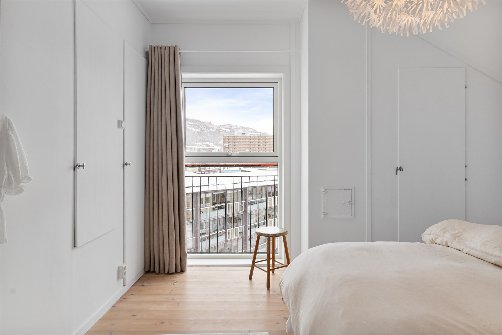 - Innebygde garderobeskap som frigjør mye gulvplass. Stort vindu som slipper inn mye naturlig lys, dette er nytt fra i år - Galleribilde