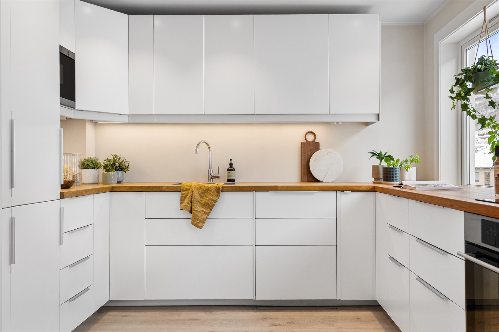 - Kjøkkenet er fra 2016 og har flotte slette fronter og heltre benkeplate - Galleribilde