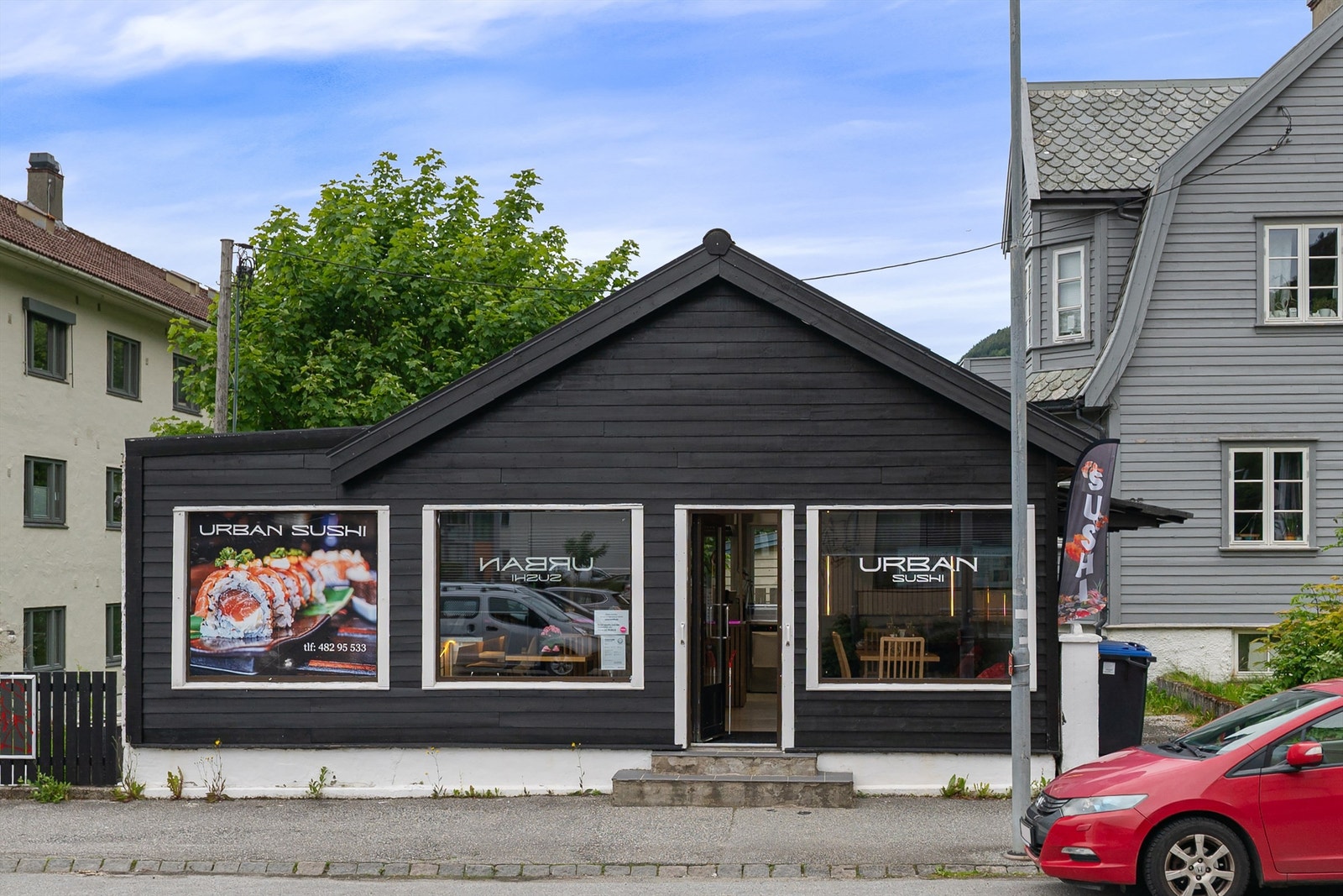 - Flere restauranter og butikker i nærheten hvor gode matopplevelser venter på deg. Urban Sushi ligger like over veien fra blokken - Galleribilde