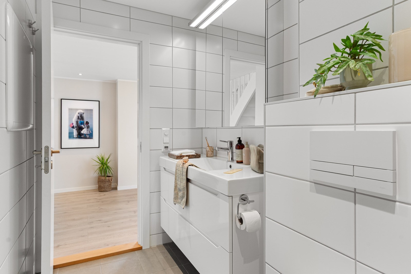 - God oppbevaringsplass i vegghengt innredning - Galleribilde