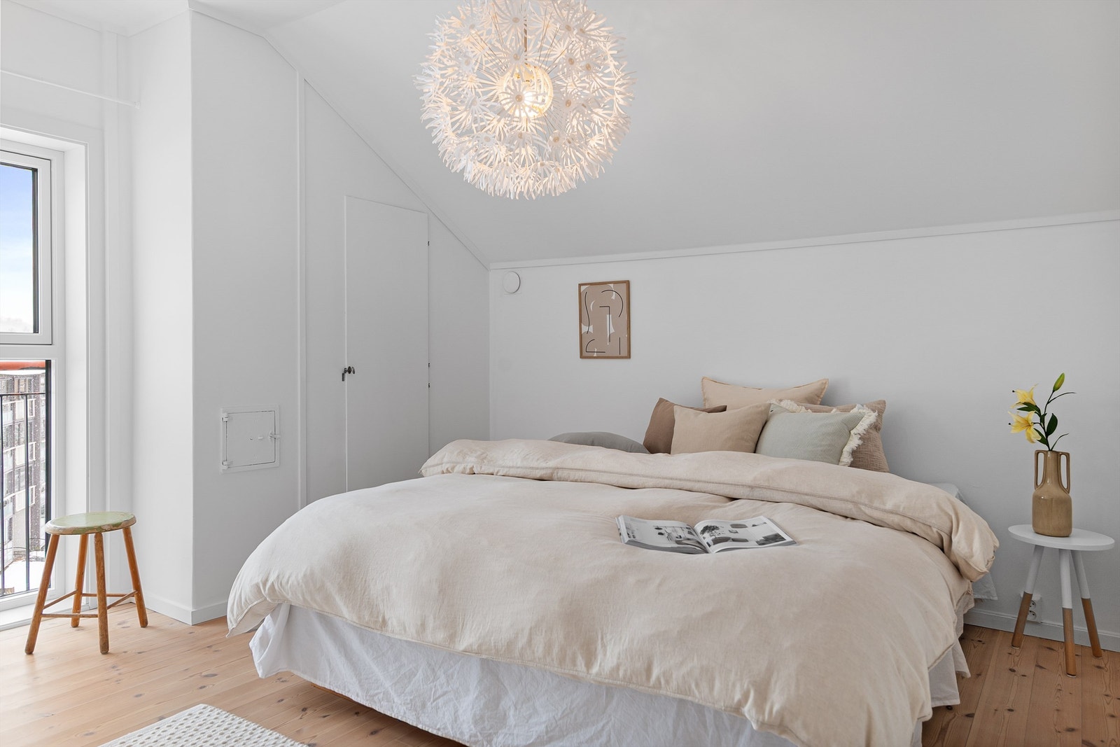 - Smakfullt og stort soverom med god plass til dobbeltseng og nattbord - Galleribilde