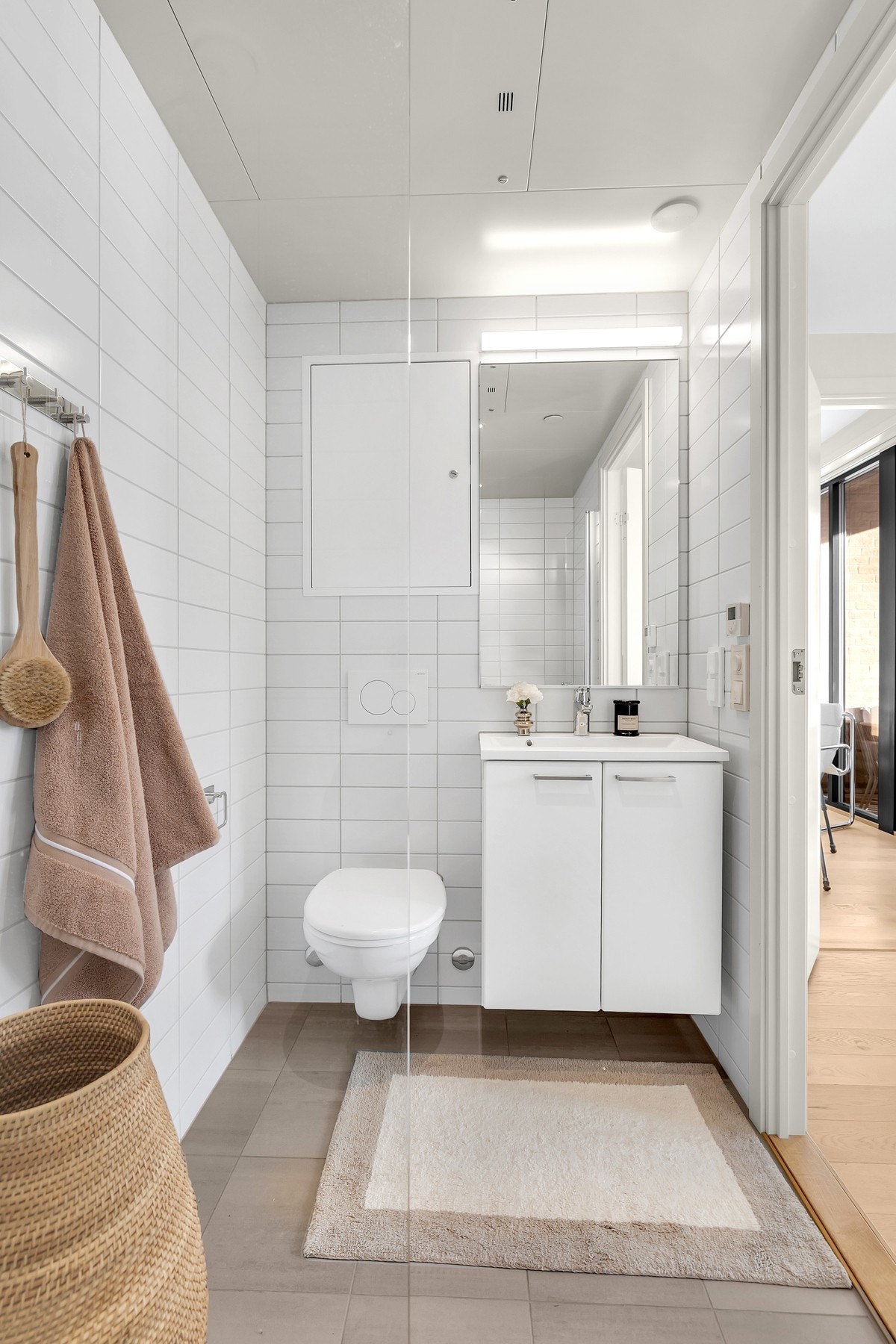 Innredning med servant på vegghengt servantskap og vegghengt toalett. Galleribilde