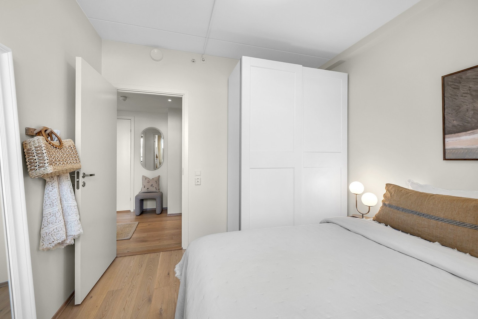 Garderobeskapet medfølger. Galleribilde