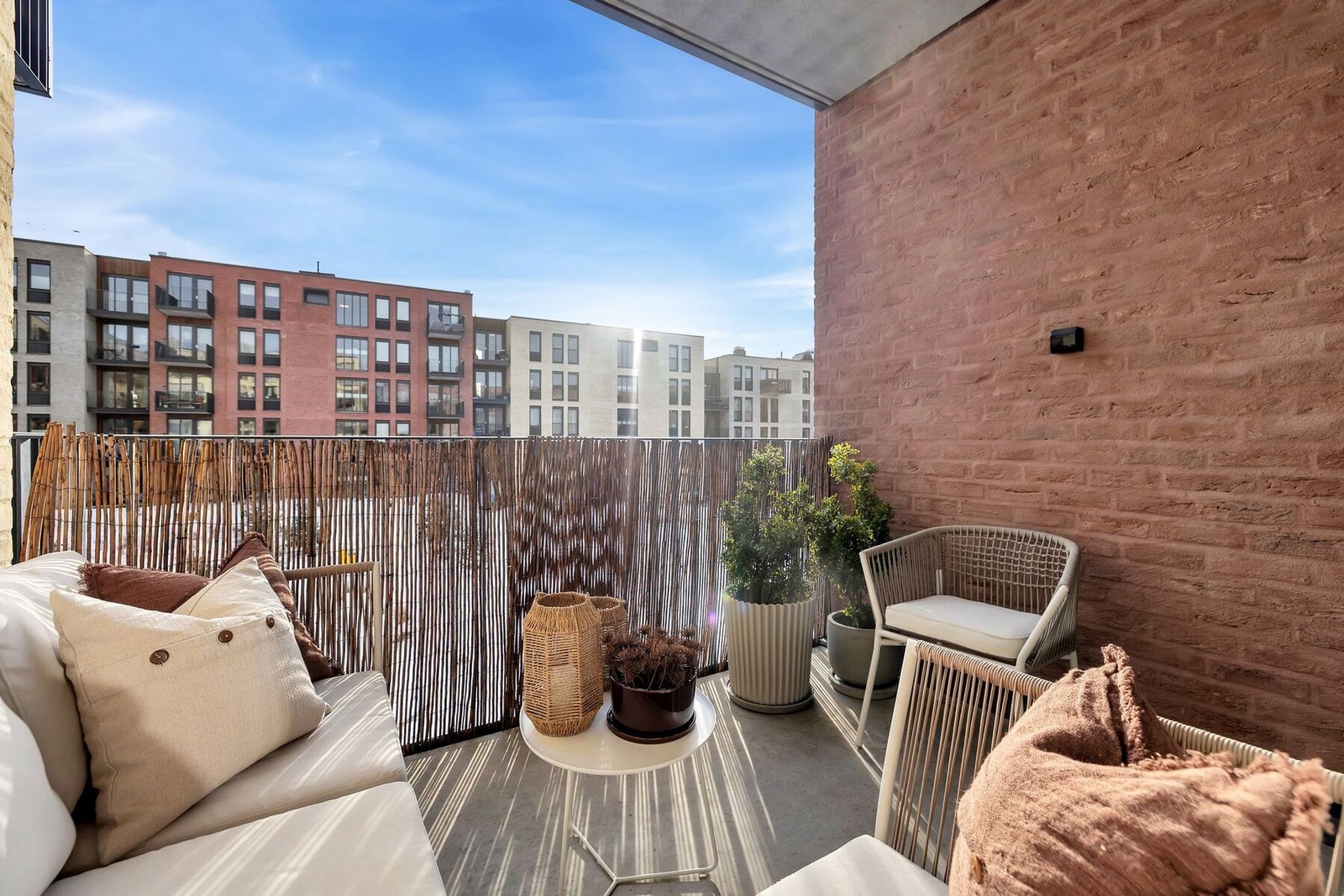 Balkongen vender mot sør og byr på meget gode solforhold. Galleribilde